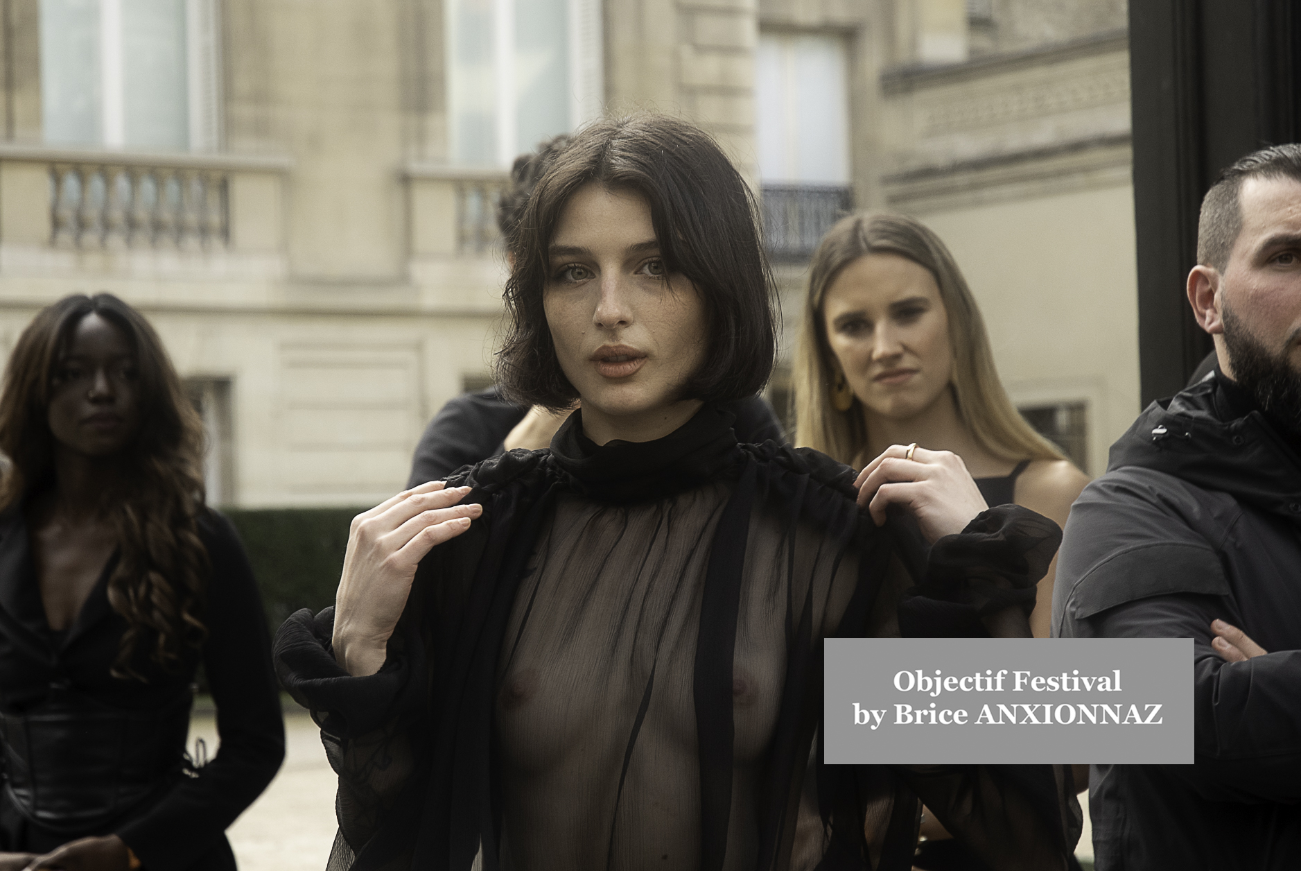 Photo streetstyle de Kim Cattrall - Streetstyle photos of guest arrivals at the Nina Ricci show lors du défilé Nina Ricci Spring 2025 à Streetstyle-photos-of-guest-arrivals-at-the-Nina-Ricci-show, Paris Fashion Week le 7 March 2025 par Brice ANXIONNAZ (Objectif Festival)